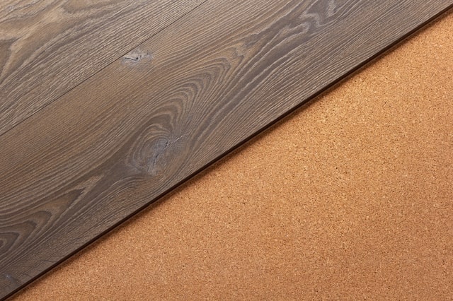 コルクは床材に使える！衝撃や音を吸収する人気の床材について解説